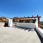 Avalon Cosy Apartments Emerald, Ivory With Shared Swimming Pool